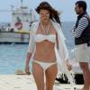 Alessandra Ambrosio sur l'île de Mykonos, en Grèce, porte une veste blanche à franges et un bikini ále by alessandra. Le 10 mai 2015.