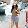 Kylie Jenner de sortie à Saint-Barthélemy, porte un bikini Babajaan, un short en jean et des baskets adidas (modèle Superstar). Le 18 août 2015.