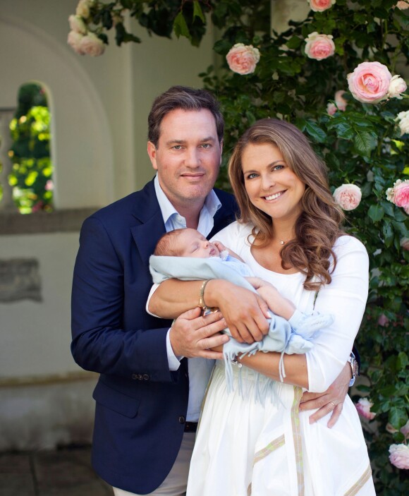La princesse Madeleine de Suède, son mari Christopher O'Neill et leurs enfants la princesse Leonore et le prince Nicolas, se sont installés à Londres en août 2015. Le baptême du petit dernier aura lieu le 11 octobre.