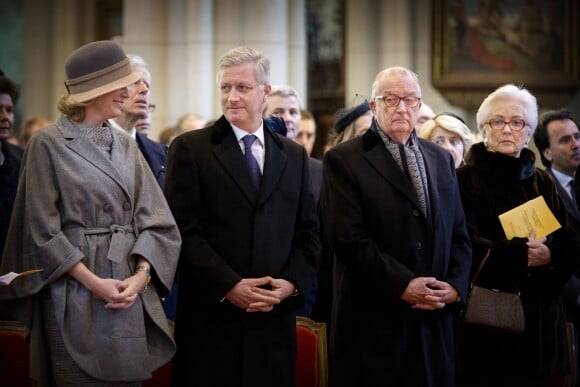 La reine Mathilde, le roi Philippe, le roi Albert II et la reine Paola de Belgique le 12 février 2015 à Bruxelles lors de la messe à la mémoire des défunts de la famille royale.