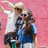 Taylor Swift et Selena Gomez vont déjeuner au restaurant à West Hollywood, le 16 juin 2015. T