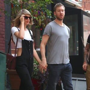 Taylor Swift et son petit-ami Calvin Harris sortent d'un restaurant à New York, le 28 mai 2015. 