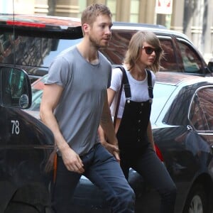 Taylor Swift et son petit-ami Calvin Harris sortent d'un restaurant à New York, le 28 mai 2015.