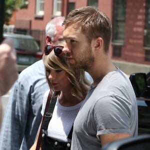 Taylor Swift et son petit-ami Calvin Harris sortent d'un restaurant à New York, le 28 mai 2015.