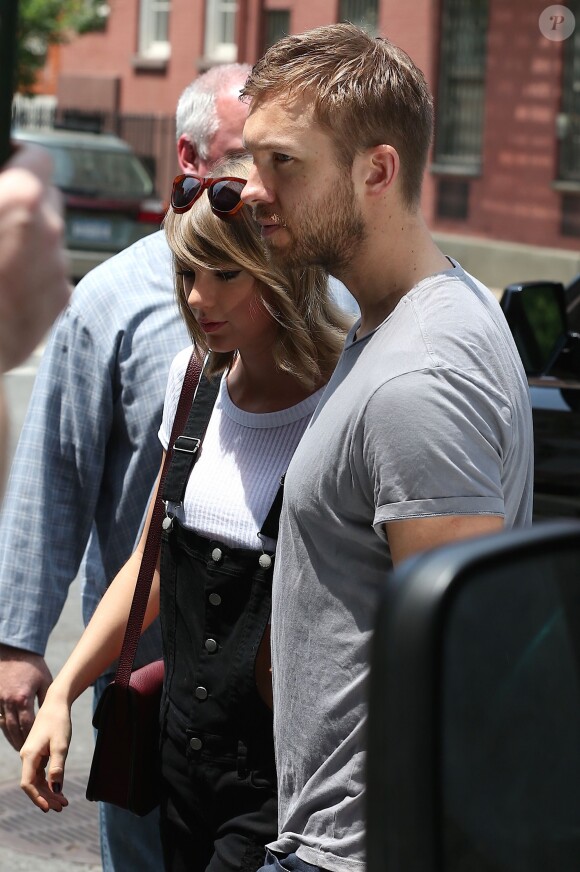 Taylor Swift et son petit-ami Calvin Harris sortent d'un restaurant à New York, le 28 mai 2015.