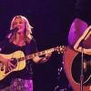 Taylor Swift sur scène avec Lisa Kudrow