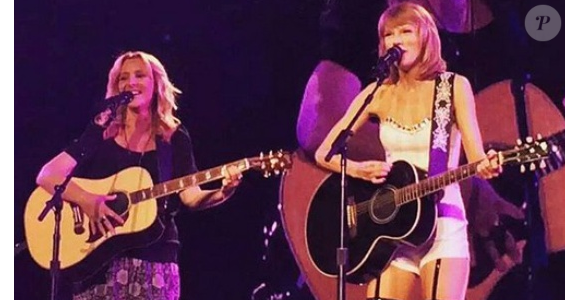 Taylor Swift sur scène avec Lisa Kudrow