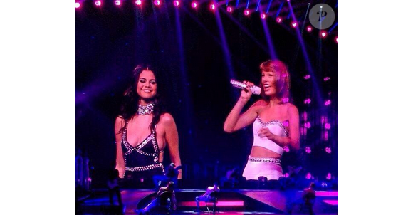 Taylor Swift sur scène avec Selena Gomez