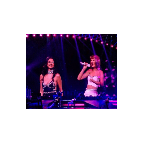 Taylor Swift sur scène avec Selena Gomez