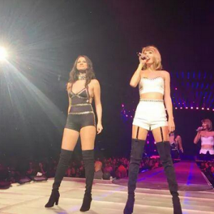 Taylor Swift sur scène avec Selena Gomez