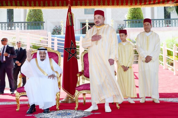 Le roi Mohammed VI du Maroc, avec son fils le prince Moulay El Hassan et son frère le prince Moulay Rachid, lors d'une cérémonie avec le roi Abdulaziz d'Arabie saoudite le 21 août 2015 à Tanger.