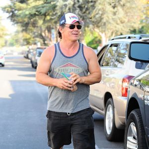 Josh Brolin et sa fiancée Kathryn Boyd se promènent main dans la main à Brentwood, le 23 août 2015.  