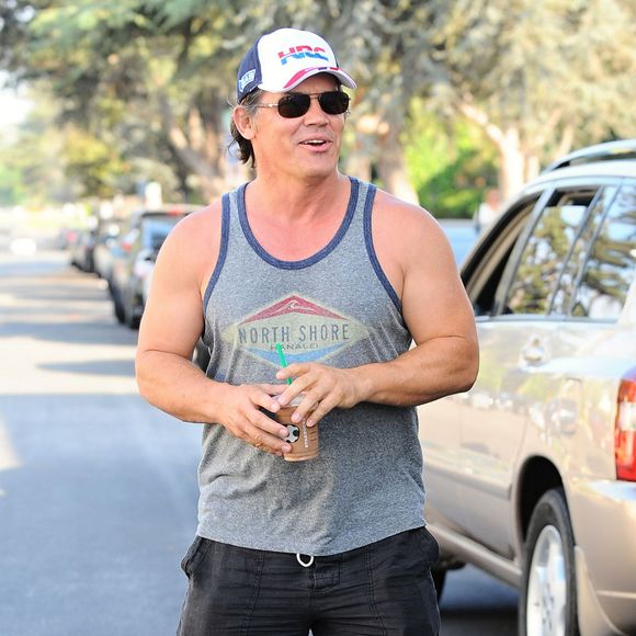 Josh Brolin et sa fiancée Kathryn Boyd se promènent main dans la main à Brentwood, le 23 août 2015.  
