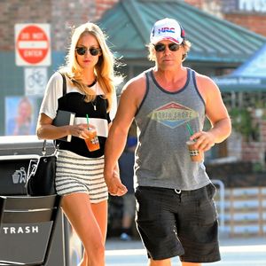 Josh Brolin et sa fiancée Kathryn Boyd se promènent main dans la main à Brentwood, le 23 août 2015