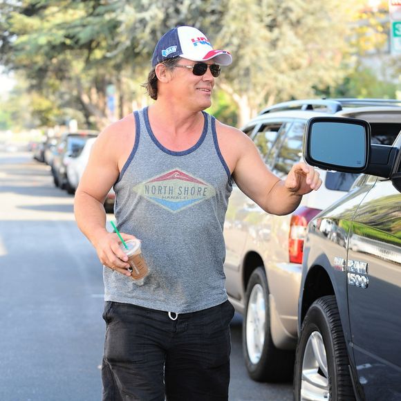 Josh Brolin et sa fiancée Kathryn Boyd se promènent main dans la main à Brentwood, le 23 août 2015. 