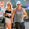 Josh Brolin et sa fiancée Kathryn Boyd se promènent main dans la main à Brentwood, le 23 août 2015.