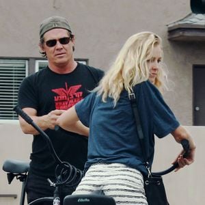 Exclusif - Josh Brolin photographie son assistante et désormais fiancée Kathryn Boyd à Venice en Floride le 21 août 2015. 
