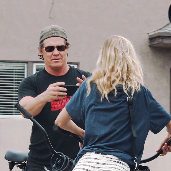 Exclusif - Josh Brolin photographie son assistante et désormais fiancée Kathryn Boyd à Venice en Floride le 21 août 2015.  