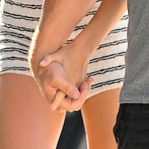 Josh Brolin et sa fiancée Kathryn Boyd se promènent main dans la main à Brentwood, le 23 août 2015.  