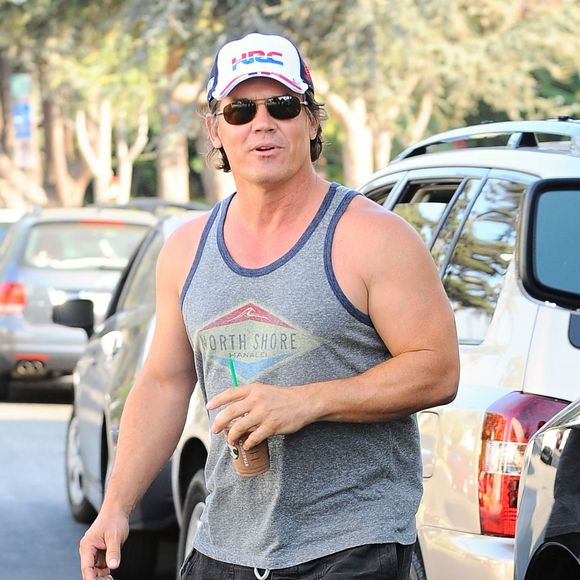 Josh Brolin et sa fiancée Kathryn Boyd se promènent main dans la main à Brentwood, le 23 août 2015. 