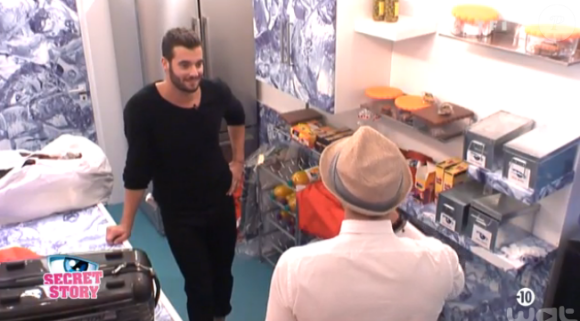 Loïc et Rémi mettent au point leur stratégie dans Secret Story 9. Loïc, jumeau d'Emilie, doit faire croire qu'il est jaloux du rapprochement de sa soeur avec Rémi afin de protéger son secret. Le 29 août 2015.