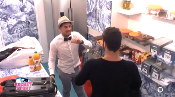 Loïc et Rémi mettent au point leur stratégie dans Secret Story 9. Loïc, jumeau d'Emilie, doit faire croire qu'il est jaloux du rapprochement de sa soeur avec Rémi afin de protéger son secret. Le 29 août 2015.