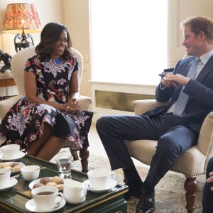 Le prince Harry d'Angleterre reçoit la première dame des Etats-Unis Michelle Obama pour prendre le thé et discuter de l'opération "Let Girls Learn" et venir en soutien aux vétérans au palais de Kensington à Londres, le 16 juin 2015.  First Lady Michelle Obama meets with Prince Harry for tea to discuss the "Let Girls Learn" initiative and support for veterans, at Kensington Palace in London, England, June 16, 2015.16/06/2015 - Londres