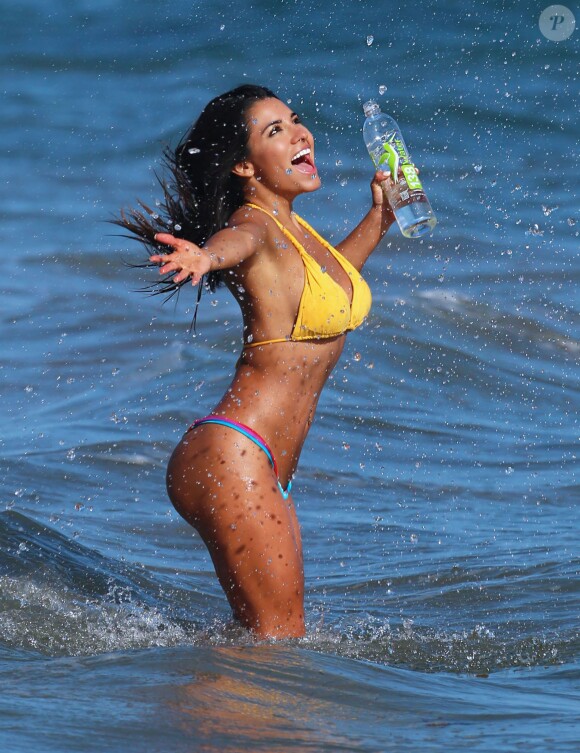 Bruna Tuna en plein shooting pour 138 Water sur une plage de Malibu, le 25 août 2015.