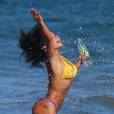  Bruna Tuna en plein shooting pour 138 Water sur une plage de Malibu, le 25 ao&ucirc;t 2015. 