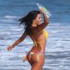 Bruna Tuna, torride en bikini et en plein shooting pour 138 Water sur une plage de Malibu, le 25 août 2015.