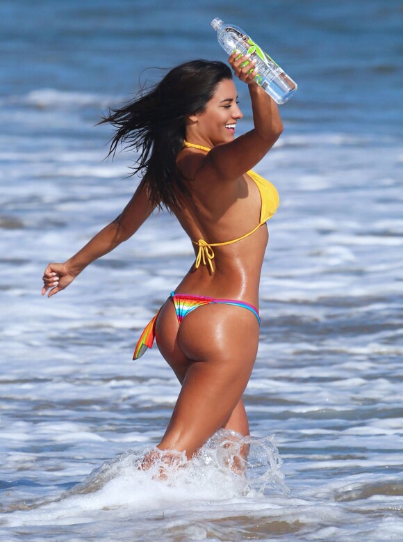 Bruna Tuna, torride en bikini et en plein shooting pour 138 Water sur une plage de Malibu, le 25 août 2015.