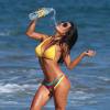 La Brésilienne Bruna Tuna en plein shooting pour 138 Water sur une plage de Malibu, le 25 août 2015.