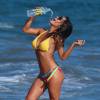 Bruna Tuna en plein shooting pour 138 Water sur une plage de Malibu, le 25 août 2015.
