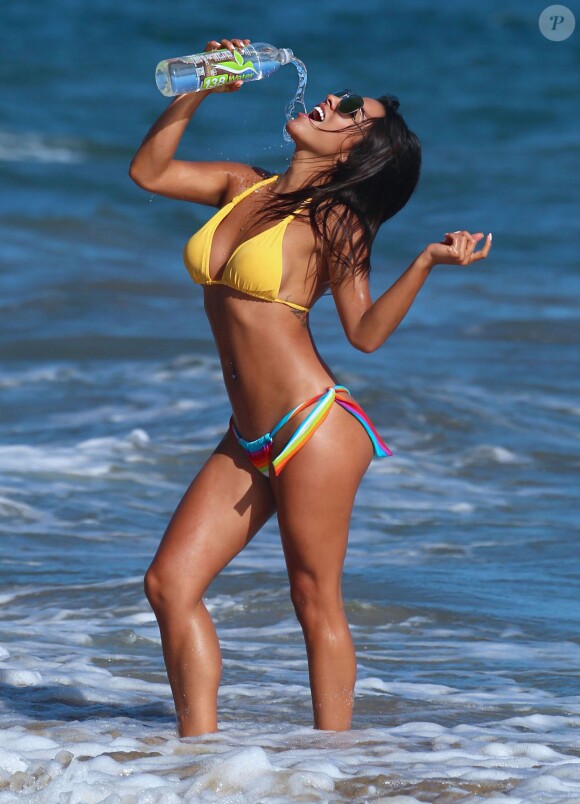 Bruna Tuna en plein shooting pour 138 Water sur une plage de Malibu, le 25 août 2015.