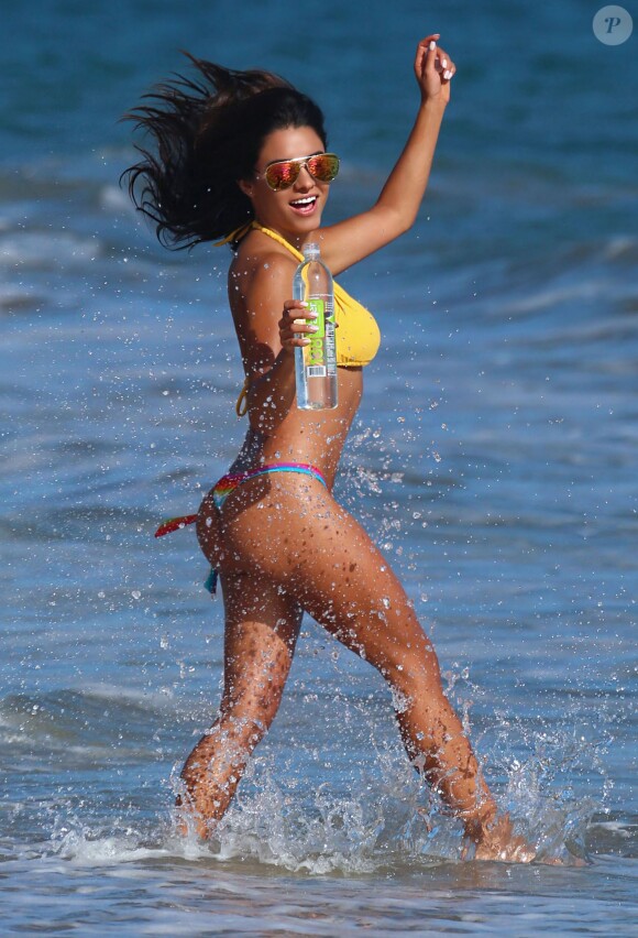 Bruna Tuna en plein shooting pour 138 Water sur une plage de Malibu, le 25 août 2015.