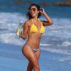 Bruna Tuna en plein shooting pour 138 Water sur une plage de Malibu, le 25 août 2015.