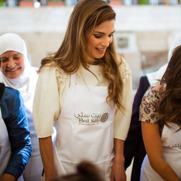 Jordan's Queen Rania Al Abdullah cooks lunch and joins a group of children from King Hussein Charity Society for Orphans for the meal at Beit Sitti restaurant, in Amman, Jordan on August 30th, 2015. Photo Balkis Press/ABACAPRESS.COM31/08/2015 - Amman