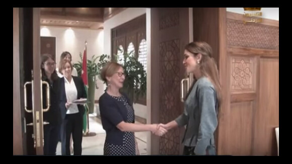 Mardi 8 septembre 2015, la reine Rania recevait au palais royal l'ambassadrice allemande en Jordanie Birgitta Siefker-Eberle et sa compatriote Michaela Baur, directrice de l'agence allemande pour la coopération, pour les remercier d'une donation faite à l'organisme Madrasati Jordan en faveur de l'éducation.