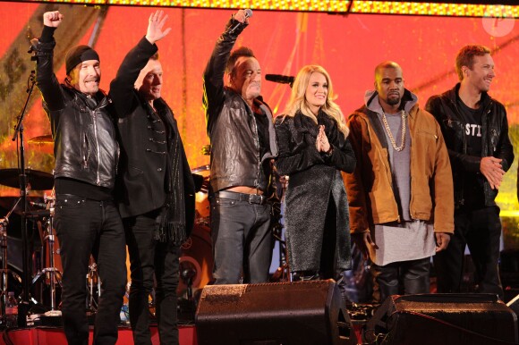 Bruce Springsteen, The Edge, Carrie Underwood , Chris Martin, Kanye West, U2 en concert à la soirée caritative "World AIDS Day" à New York, le 1er décembre 2014 