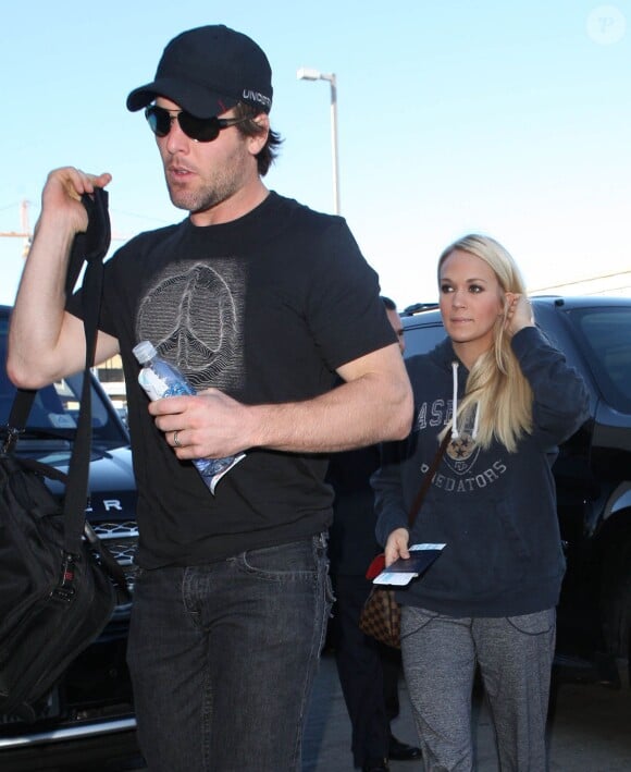 Carrie Underwood et son mari Mike Fisher arrivent a l'aeroport de Los Angeles, le 19 novembre 2012.  