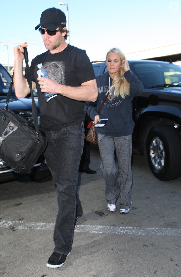 Carrie Underwood et son mari Mike Fisher arrivent a l'aeroport de Los Angeles, le 19 novembre 2012. 