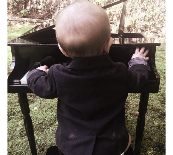 Le fils de Carrie Underwood est déjà un artiste en herbe / photo postée sur le compte Instagram de la chanteuse au mois d'août 2015.