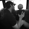 Le mari de Carrie Underwood et leur fils / photo postée sur le compte Instagram de la chanteuse au mois d'août 2015.
