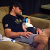 Le fils de Carrie Underwood endormi sur les genoux de son mari / photo postée sur le compte Instagram de la chanteuse au mois d'août 2015.