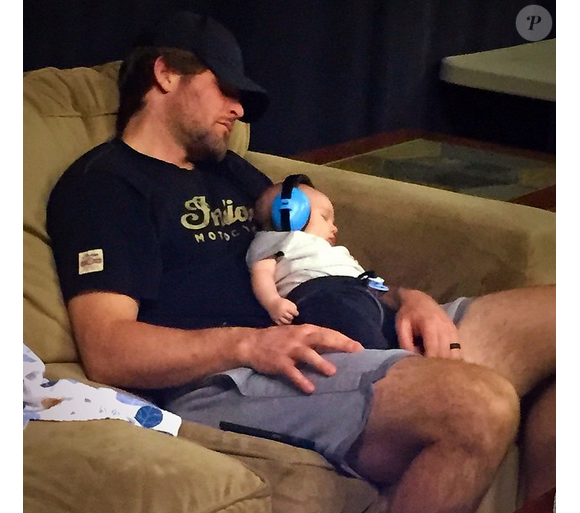 Le fils de Carrie Underwood endormi sur les genoux de son mari / photo postée sur le compte Instagram de la chanteuse au mois d'août 2015.