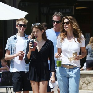 Exclusif - Cindy Crawford avec son mari Rande Gerber et ses enfants, Presley et Kaia à Malibu le 21 juin 2015.