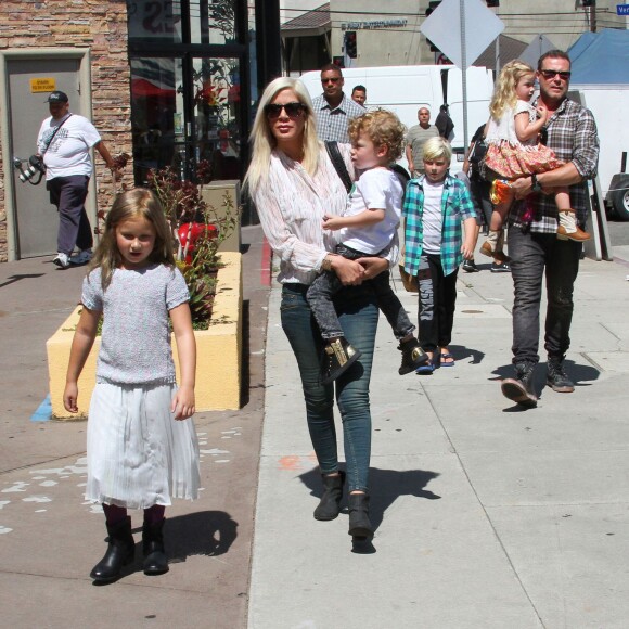 Tori Spelling, son mari Dean McDermott et leurs enfants Liam, Stella, Hattie et Finn font du shopping au Farmers Market à Studio City, le 23 août 2015.