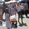 Tori Spelling, son mari Dean McDermott et leurs enfants Liam, Stella, Hattie et Finn font du shopping au Farmers Market à Studio City, le 23 août 2015.