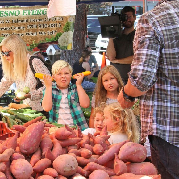 Tori Spelling, son mari Dean McDermott et leurs enfants Liam, Stella, Hattie et Finn font du shopping au Farmers Market à Studio City, le 23 août 2015.