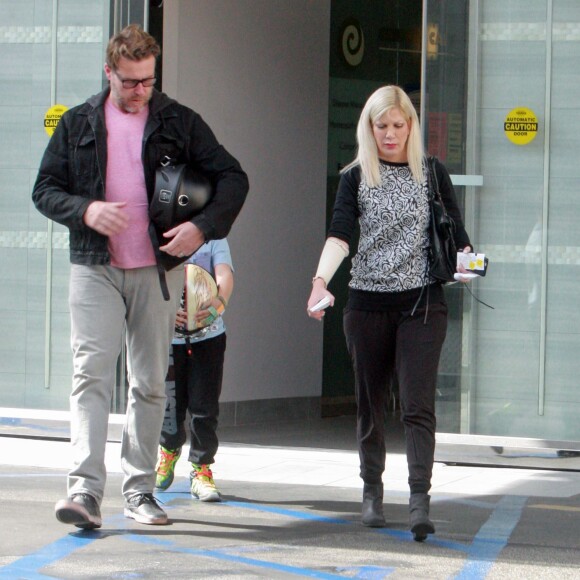 Exclusif - Malgré son terrible accident de moto en 2010, Dean McDermott continue de pratiquer le 2 roues. Il n'hésite pas à prendre sur le siège arrière son fils Liam, huit ans, au milieu du trafic de Los Angeles. Un des doigts de Liam est soutenu par une attelle. Tori Spelling possède toujours un bandage au bras gauche, dû à une brûlure survenue durant le dimanche de Pâques.